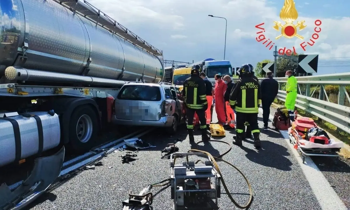 Lamezia, incidente tra un’auto e un camion sulla rampa dello svincolo dell’autostrada: 2 feriti