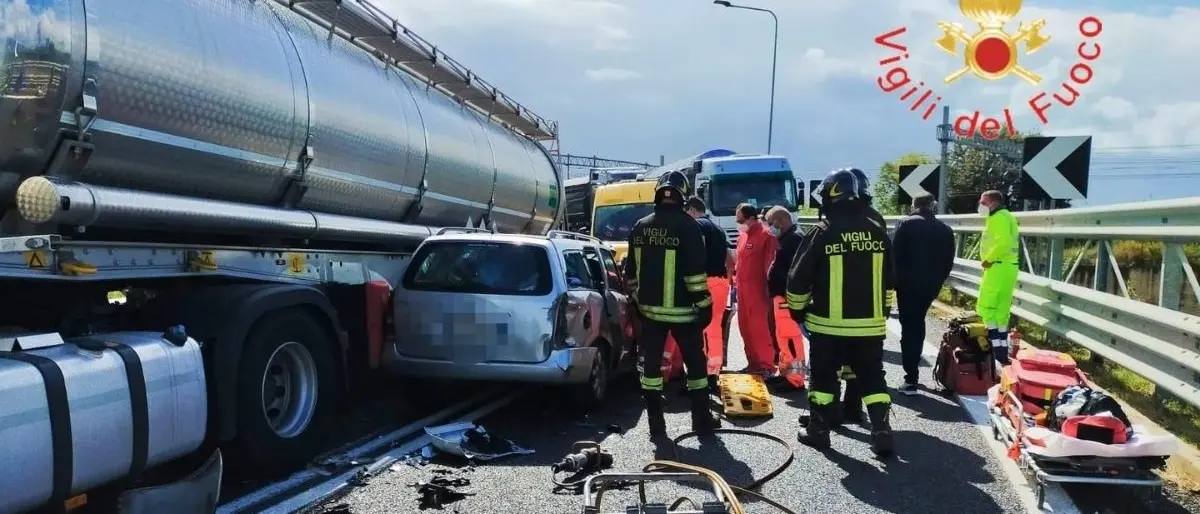 Lamezia, incidente tra un’auto e un camion sulla rampa dello svincolo dell’autostrada: 2 feriti