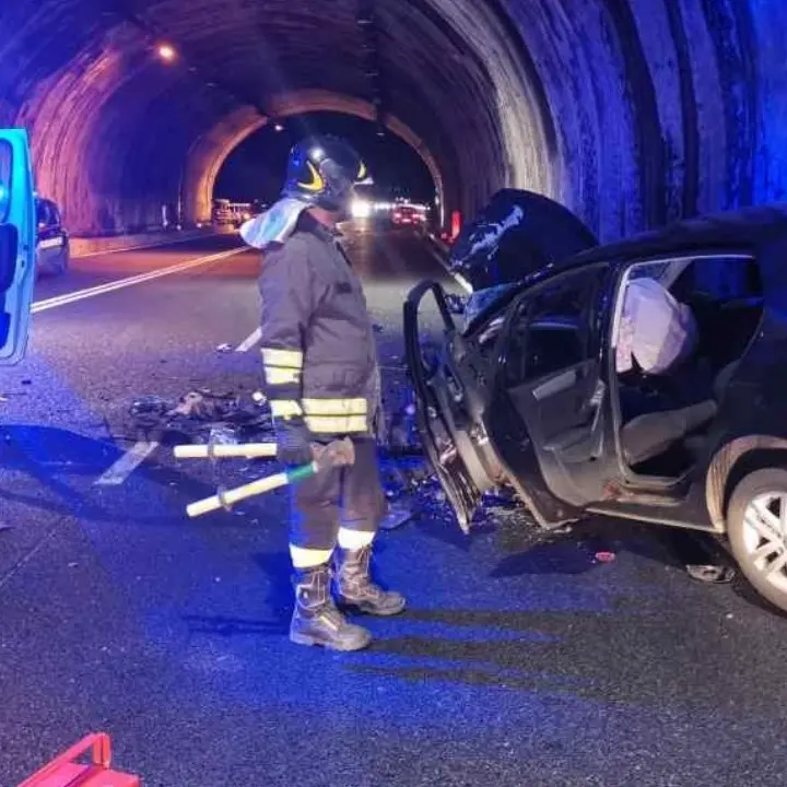 Incidente nel Reggino, due feriti nello scontro fra due auto: uno è grave