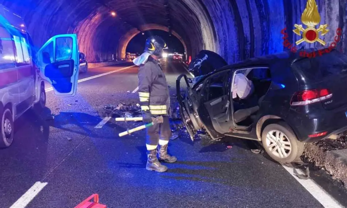 Incidente nel Reggino, due feriti nello scontro fra due auto: uno è grave