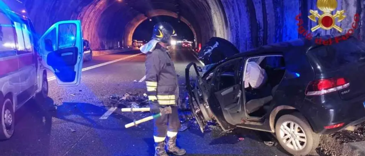 Incidente nel Reggino, due feriti nello scontro fra due auto: uno è grave