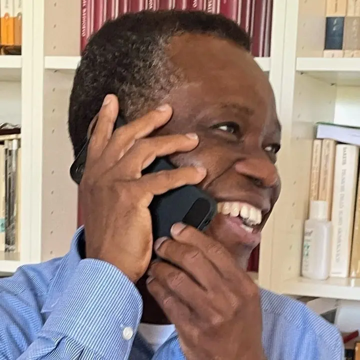 Don Eugenio, il sorriso di Dio. Torna nel Benin l’amatissimo parroco di Diamante