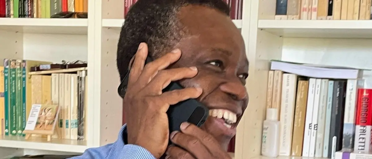 Don Eugenio, il sorriso di Dio. Torna nel Benin l’amatissimo parroco di Diamante