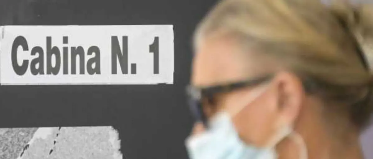 Castrovillari, scatta una foto alla scheda elettorale durante il voto: denunciata 62enne