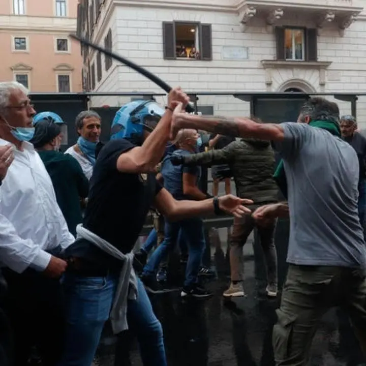Corteo green pass, guerriglia a Roma tra polizia e manifestanti: occupata la sede della Cgil