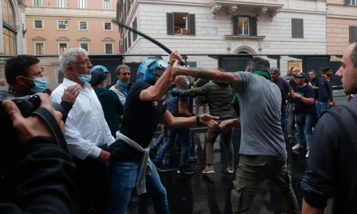 Corteo green pass, guerriglia a Roma tra polizia e manifestanti: occupata la sede della Cgil