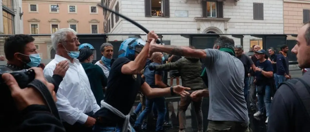 Corteo green pass, guerriglia a Roma tra polizia e manifestanti: occupata la sede della Cgil