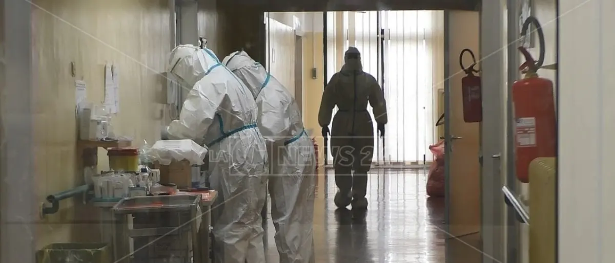 Covid, morto 68enne no vax a Ferrara: si curava via email e telefono