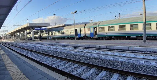 Lamezia Terme, poliziotti aggrediti e feriti su un treno: un arresto