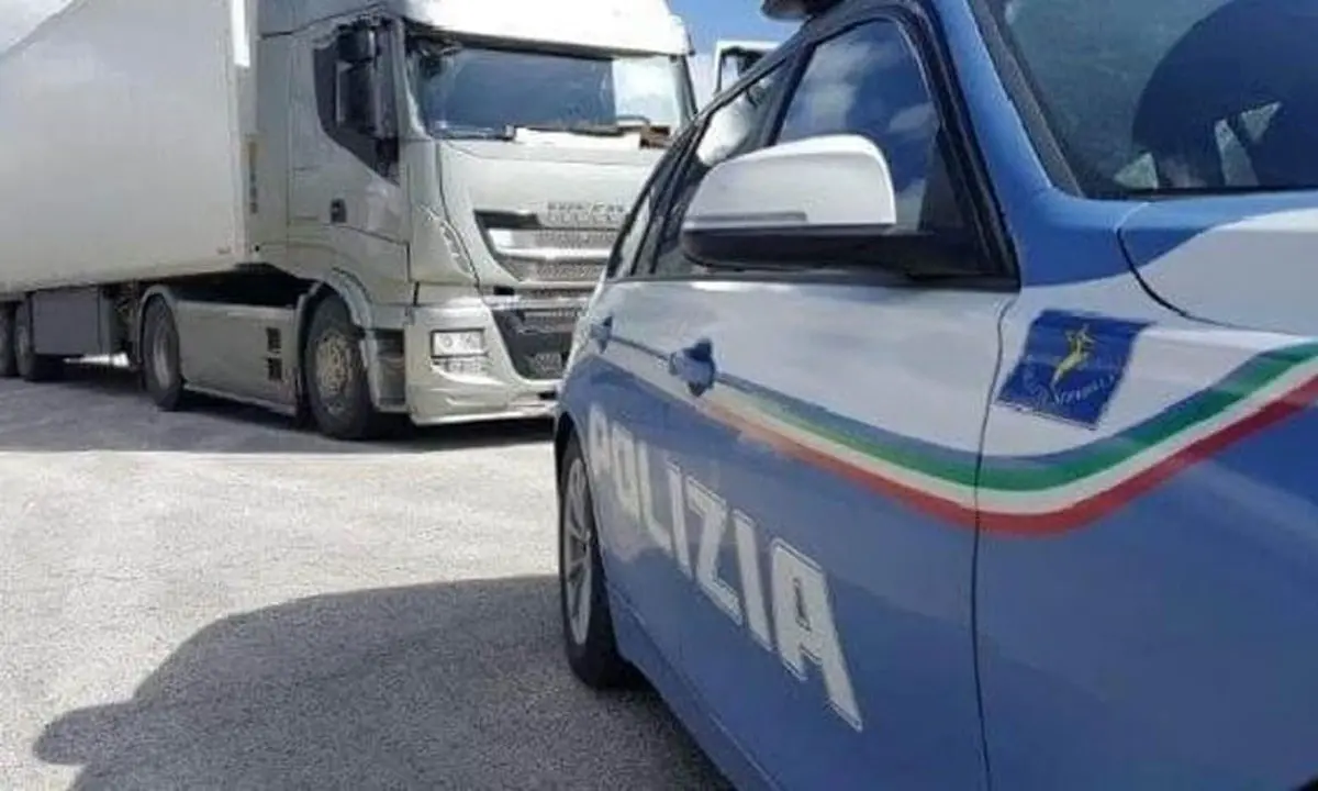 Crotone, scoperto dispositivo anti-inquinamento illegale in un camion: sanzionato conducente