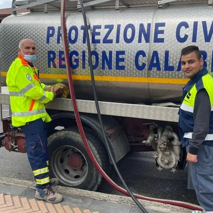 Acri, manca l’acqua ed esplode la protesta sui social: nel frattempo arriva l’autobotte
