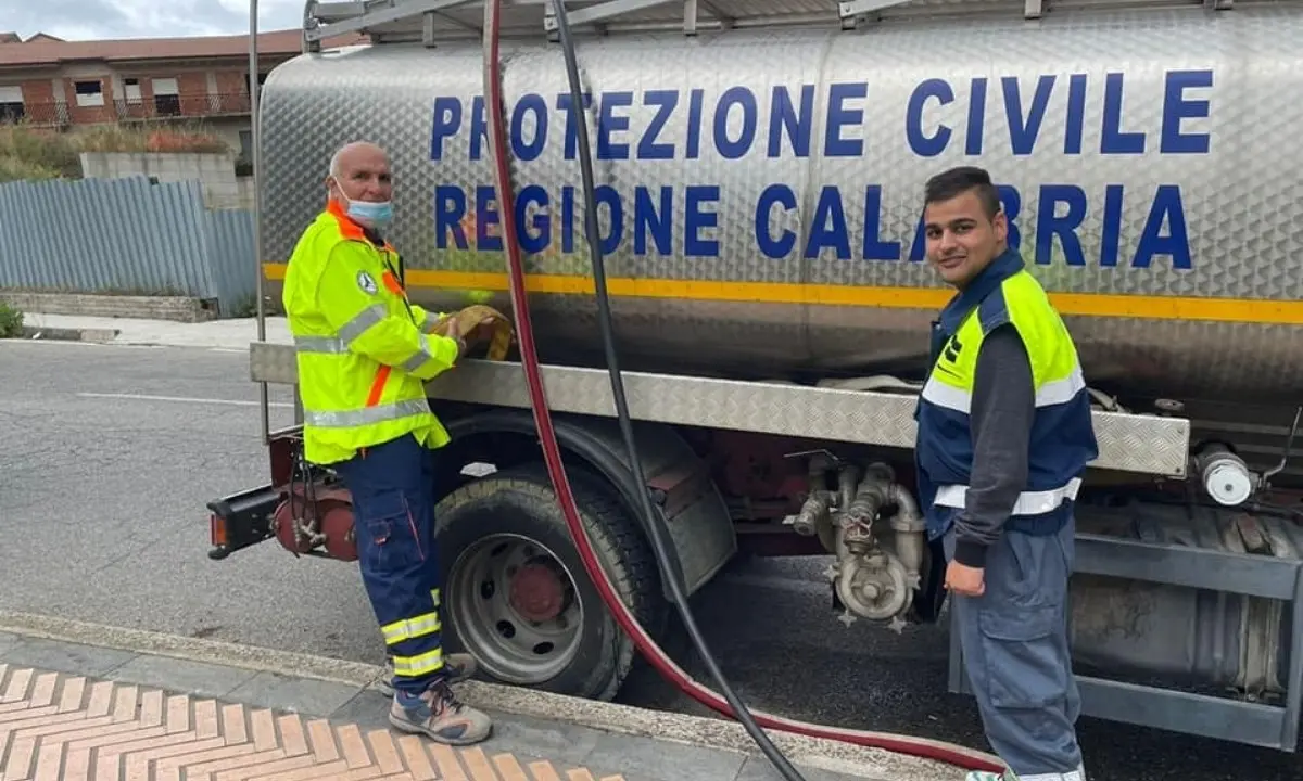 Acri, manca l’acqua ed esplode la protesta sui social: nel frattempo arriva l’autobotte