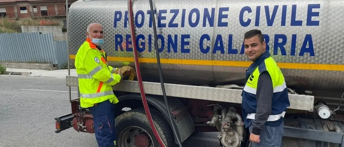 Acri, manca l’acqua ed esplode la protesta sui social: nel frattempo arriva l’autobotte