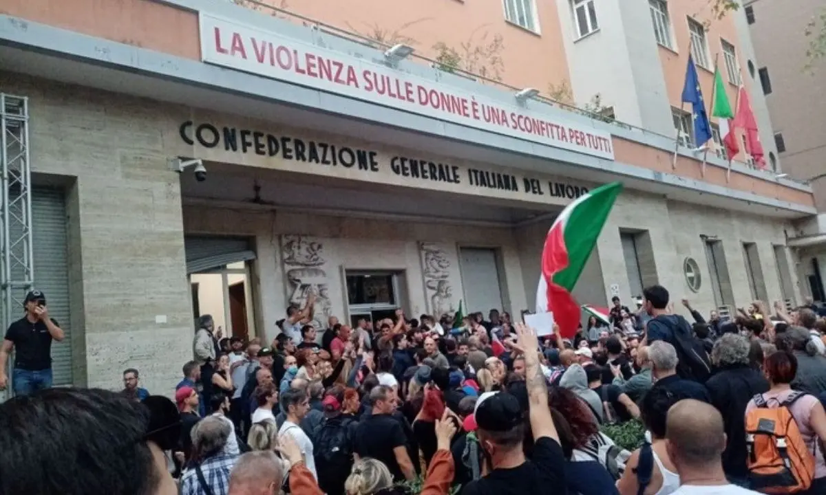 Assalto alla sede della Cgil a Roma, il segretario Landini: «Un atto di squadrismo fascista»