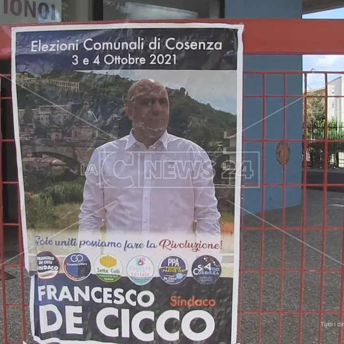 Cosenza, la segreteria elettorale dell’assessore De Cicco negli uffici pubblici del Comune