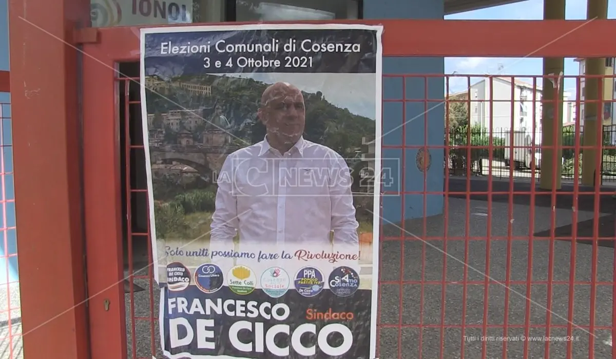 Cosenza, la segreteria elettorale dell’assessore De Cicco negli uffici pubblici del Comune