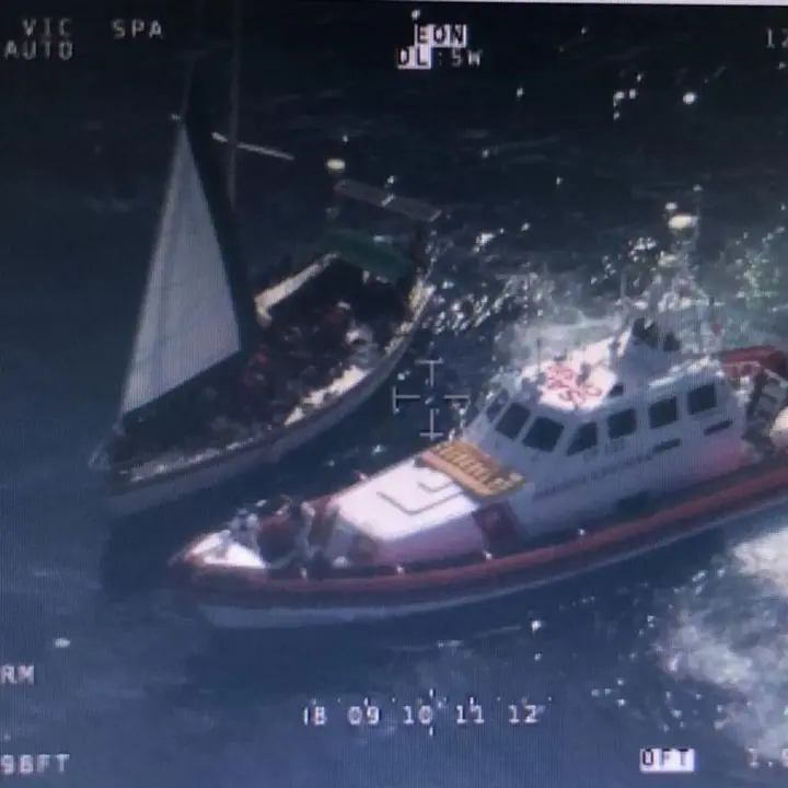 Nuovo sbarco a Crotone: 77 migranti soccorsi dalla Guardia costiera