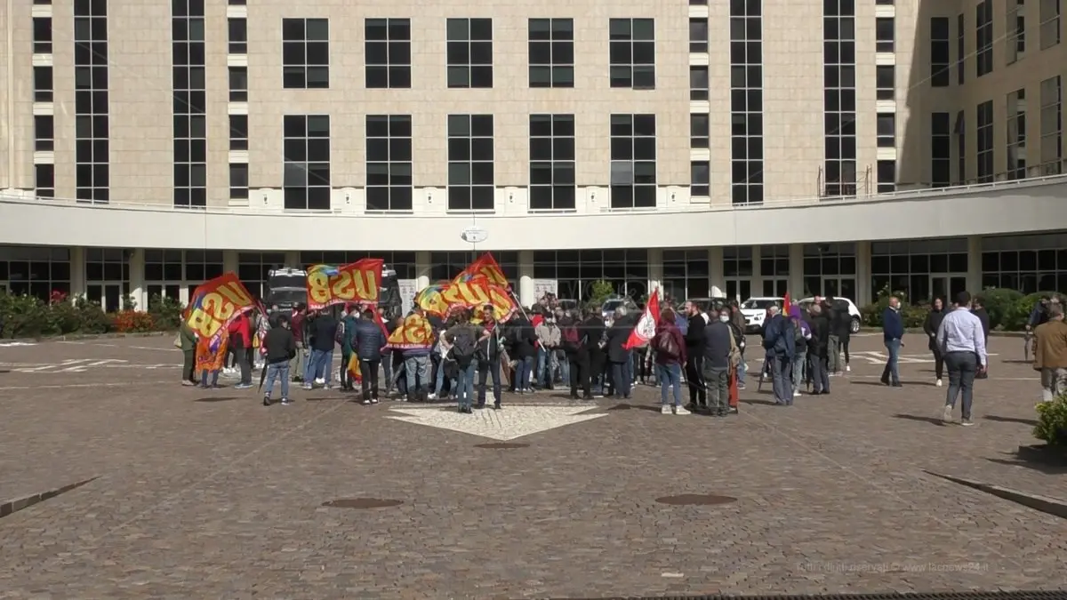 Sanità, ospedali al collasso e graduatorie bloccate: protesta degli idonei alla Regione