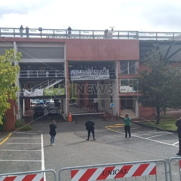 Unical, inaugurazione di Medicina e Tecnologie: studenti in protesta e la ministra bloccata a Roma