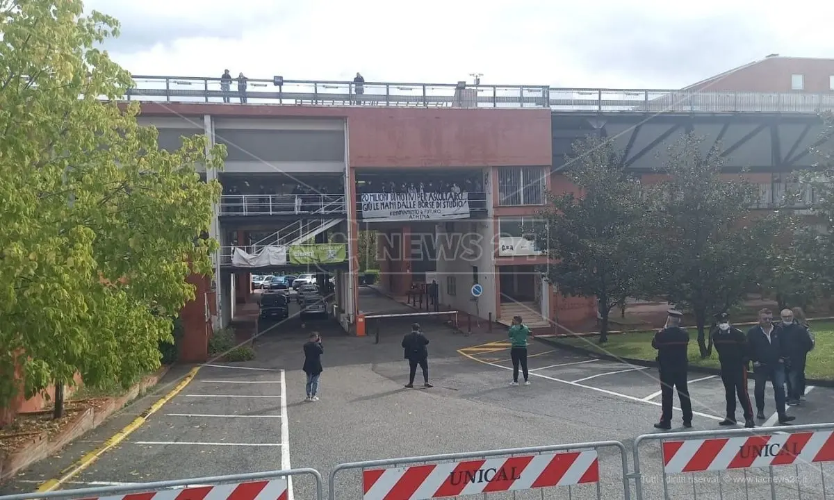 Unical, inaugurazione di Medicina e Tecnologie: studenti in protesta e la ministra bloccata a Roma