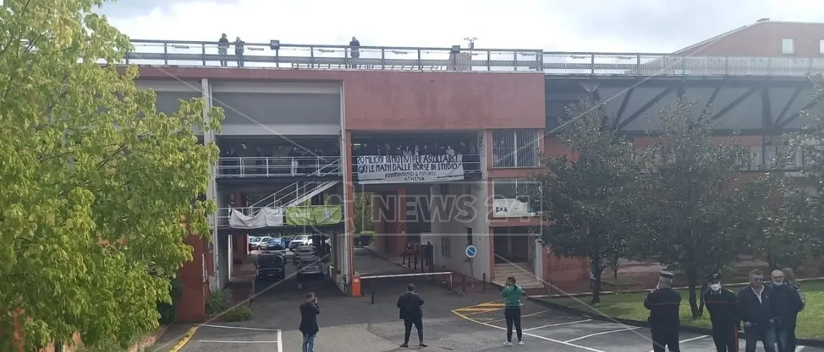 Unical, inaugurazione di Medicina e Tecnologie: studenti in protesta e la ministra bloccata a Roma