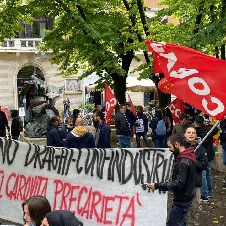 Sciopero nazionale lavoro, a Cosenza sindacati di base in piazza: «Basta diktat da Confindustria»
