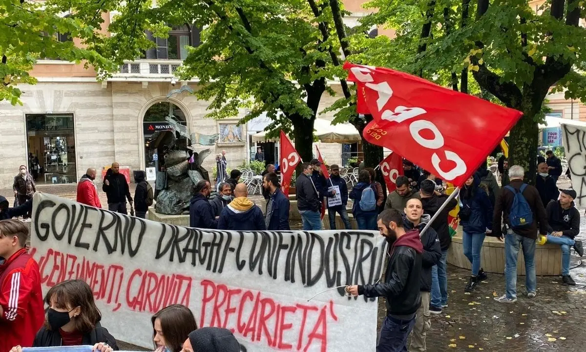 Sciopero nazionale lavoro, a Cosenza sindacati di base in piazza: «Basta diktat da Confindustria»