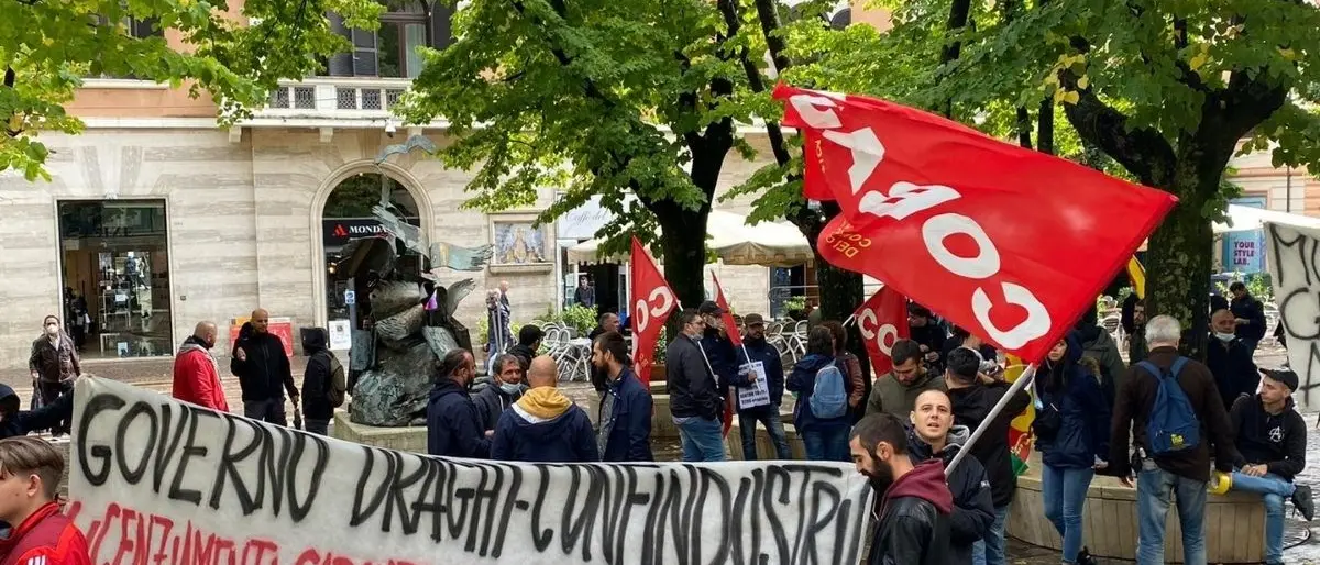 Sciopero nazionale lavoro, a Cosenza sindacati di base in piazza: «Basta diktat da Confindustria»