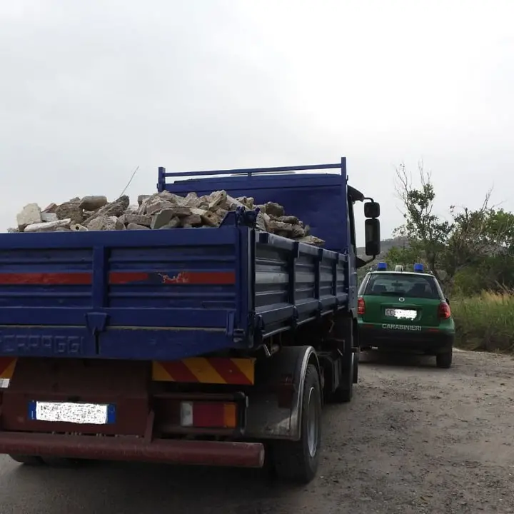 Trasportava rifiuti speciali senza autorizzazione, sequestrato camion nel Crotonese