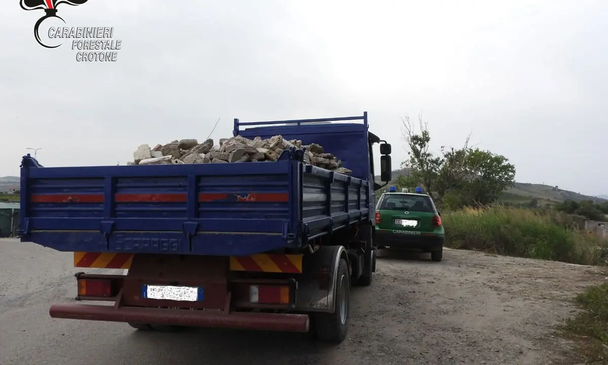 Trasportava rifiuti speciali senza autorizzazione, sequestrato camion nel Crotonese