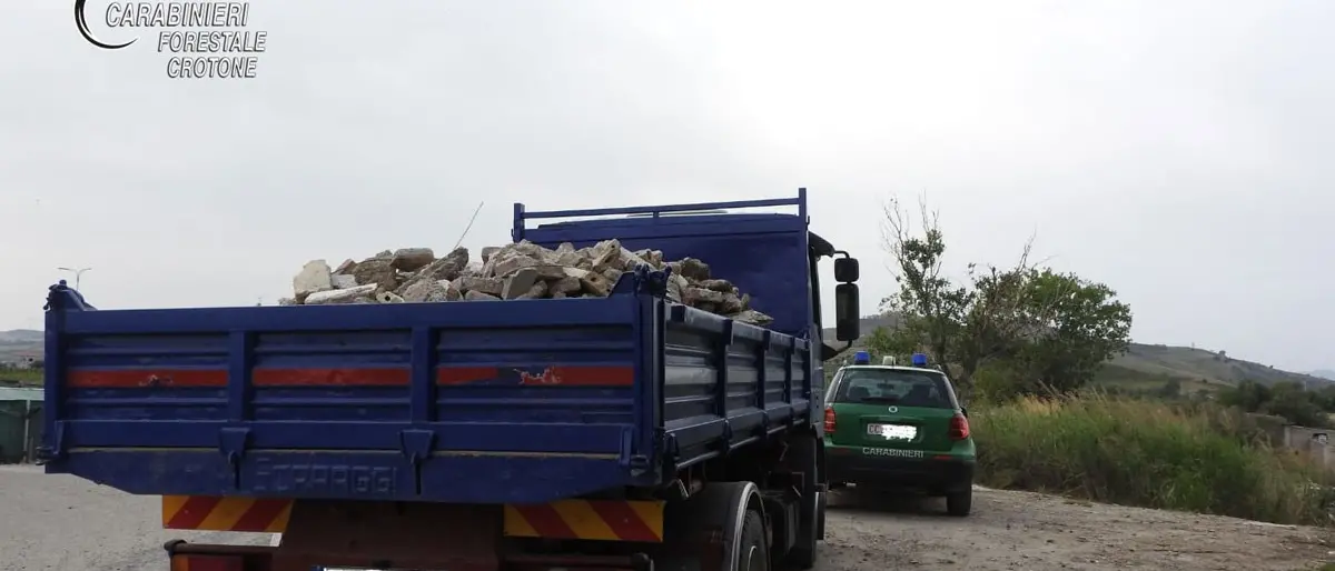 Trasportava rifiuti speciali senza autorizzazione, sequestrato camion nel Crotonese