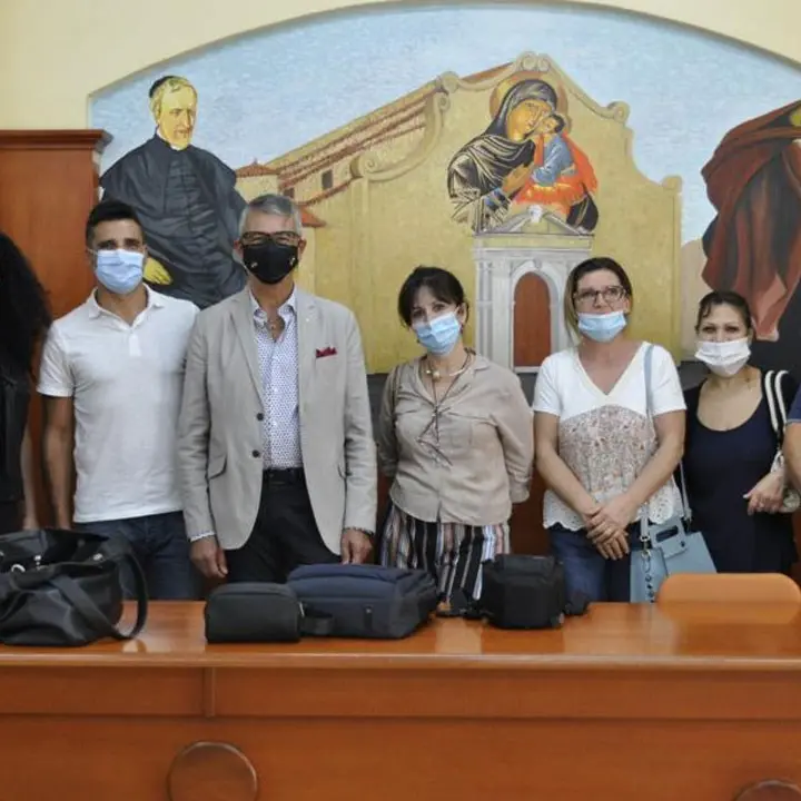 Isola Capo Rizzuto, “Frammenti di Vita” di Fulciniti diventa libro di testo alla scuola media paritaria