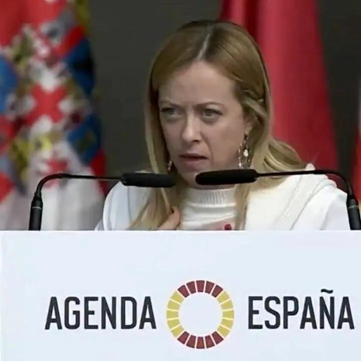 Giorgia Meloni a Madrid, il suo tormentone in spagnolo: «Yo soy Giorgia, soy una mujer…» - VIDEO