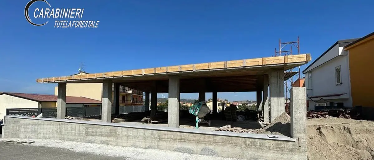 Crotone, realizzano opere edilizie abusive: cinque persone denunciate