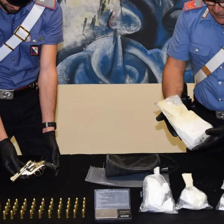 Crotone, avevano una pistola e oltre un chilo di cocaina in casa: arrestati coniugi