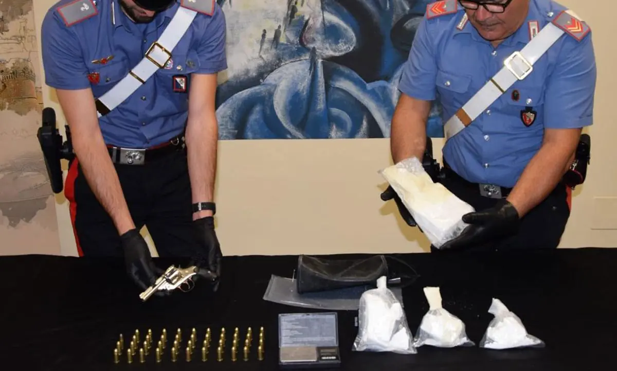 Crotone, avevano una pistola e oltre un chilo di cocaina in casa: arrestati coniugi