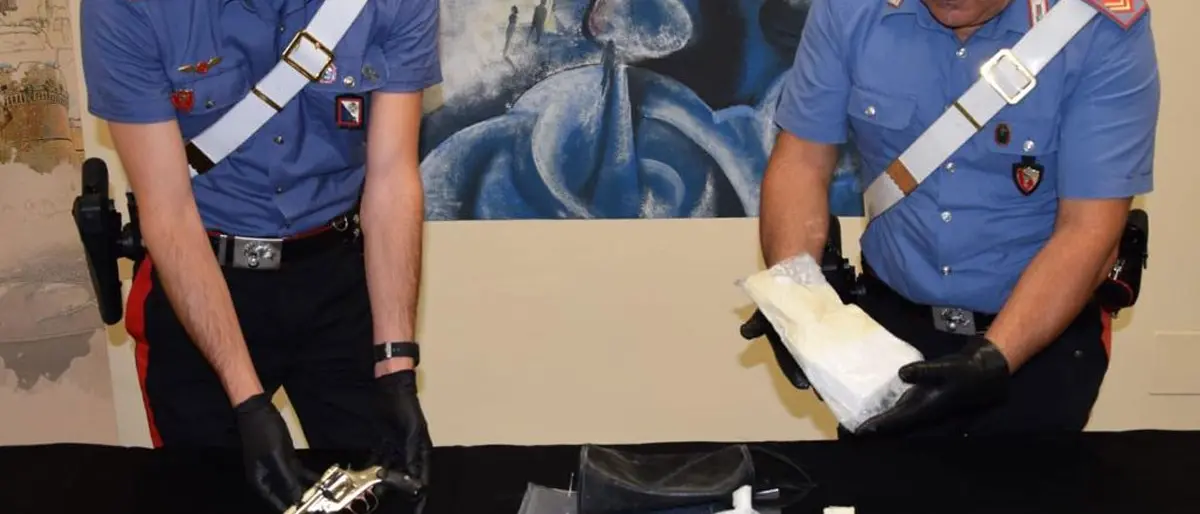 Crotone, avevano una pistola e oltre un chilo di cocaina in casa: arrestati coniugi