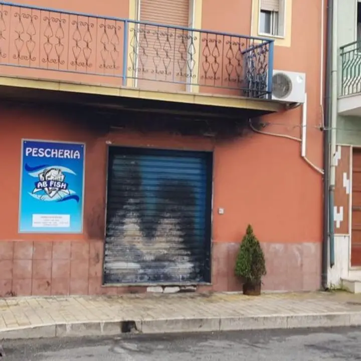 Corigliano Rossano, incendiata la saracinesca di una pescheria appena aperta