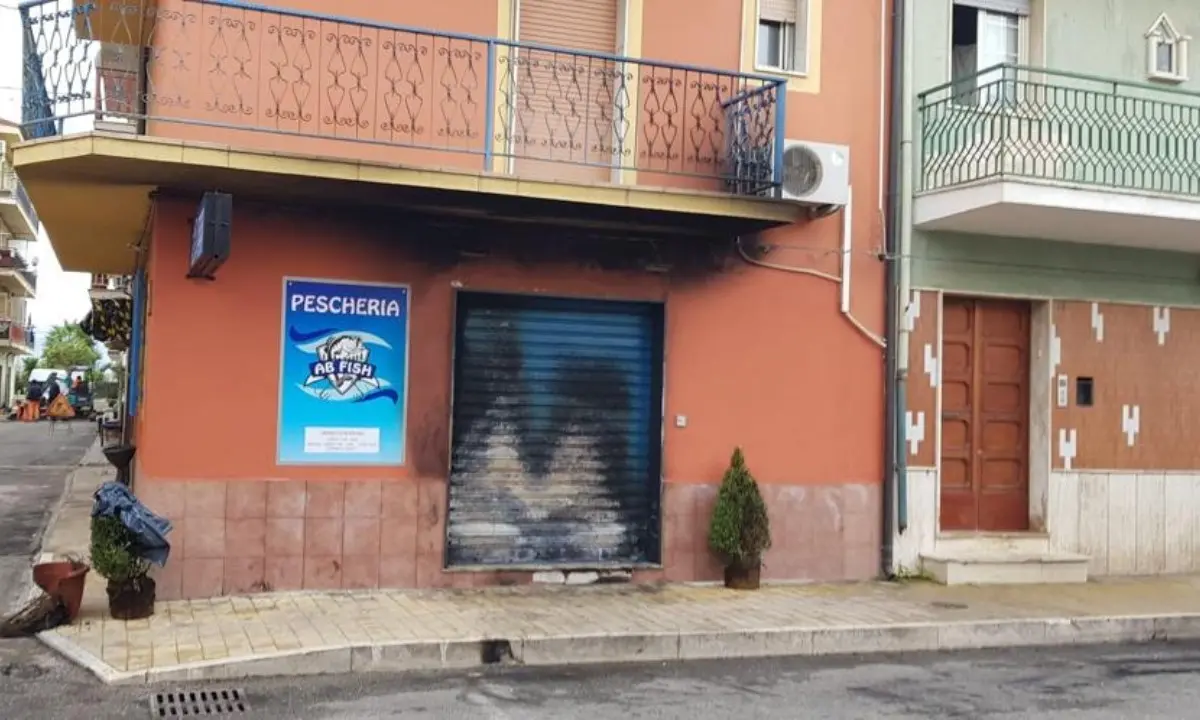 Corigliano Rossano, incendiata la saracinesca di una pescheria appena aperta