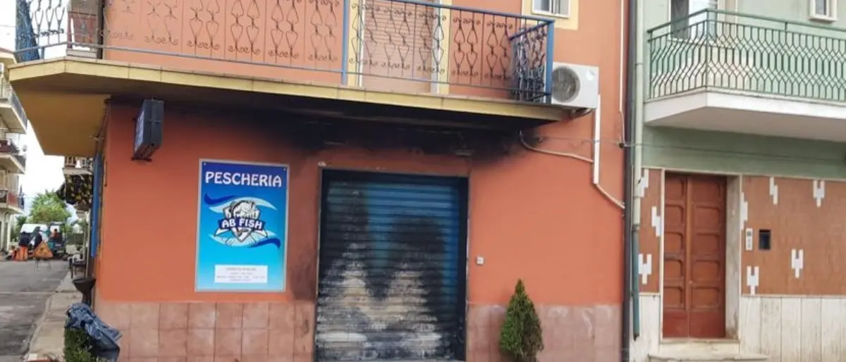 Corigliano Rossano, incendiata la saracinesca di una pescheria appena aperta