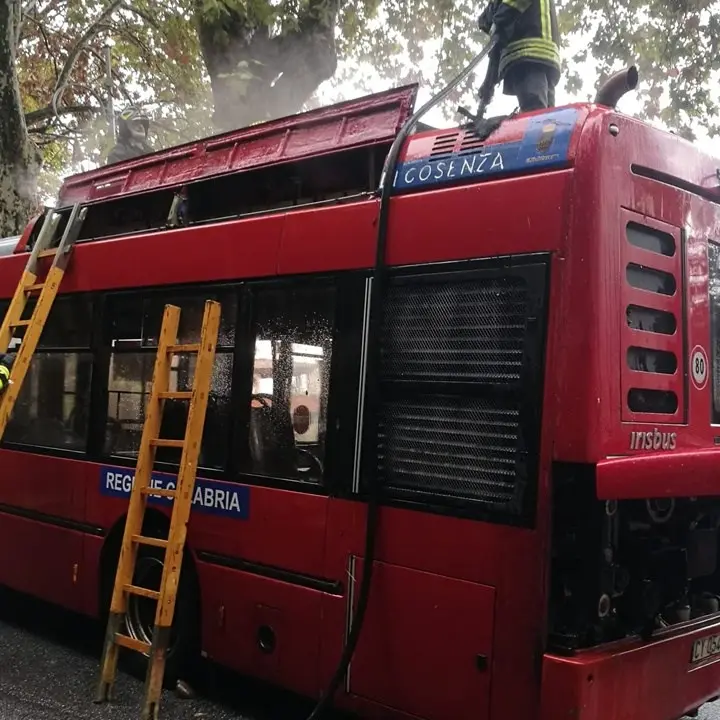 Cosenza, principio d’incendio su un bus Amaco: nessun danno ai passeggeri