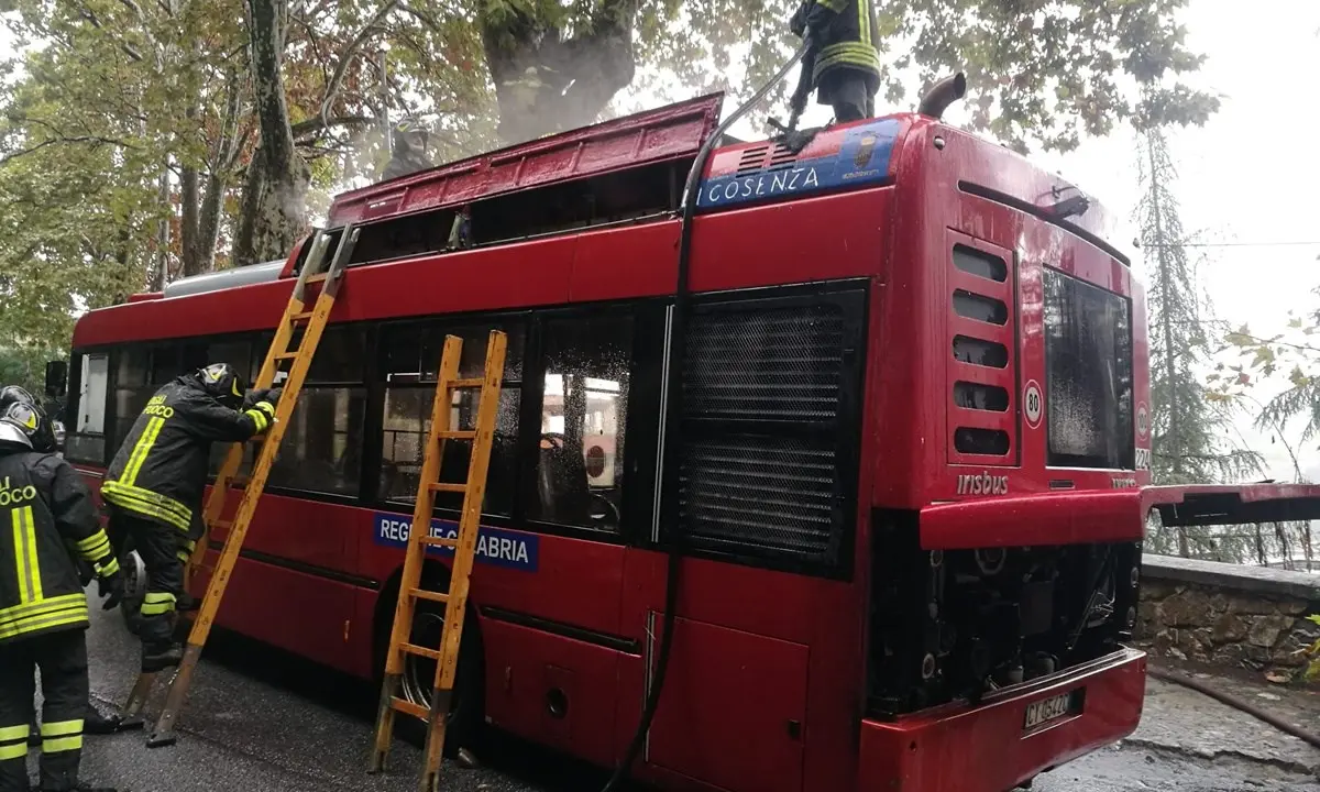 Cosenza, principio d’incendio su un bus Amaco: nessun danno ai passeggeri