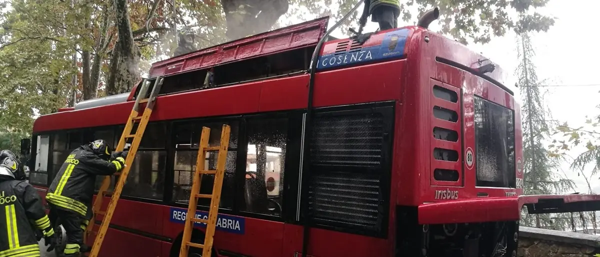 Cosenza, principio d’incendio su un bus Amaco: nessun danno ai passeggeri