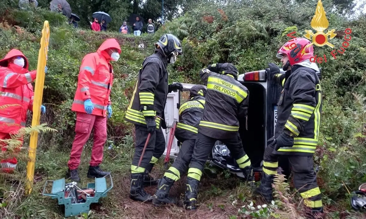 Incidente a Lamezia Terme, auto finisce in una scarpata: ferito il conducente