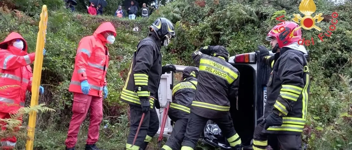 Incidente a Lamezia Terme, auto finisce in una scarpata: ferito il conducente