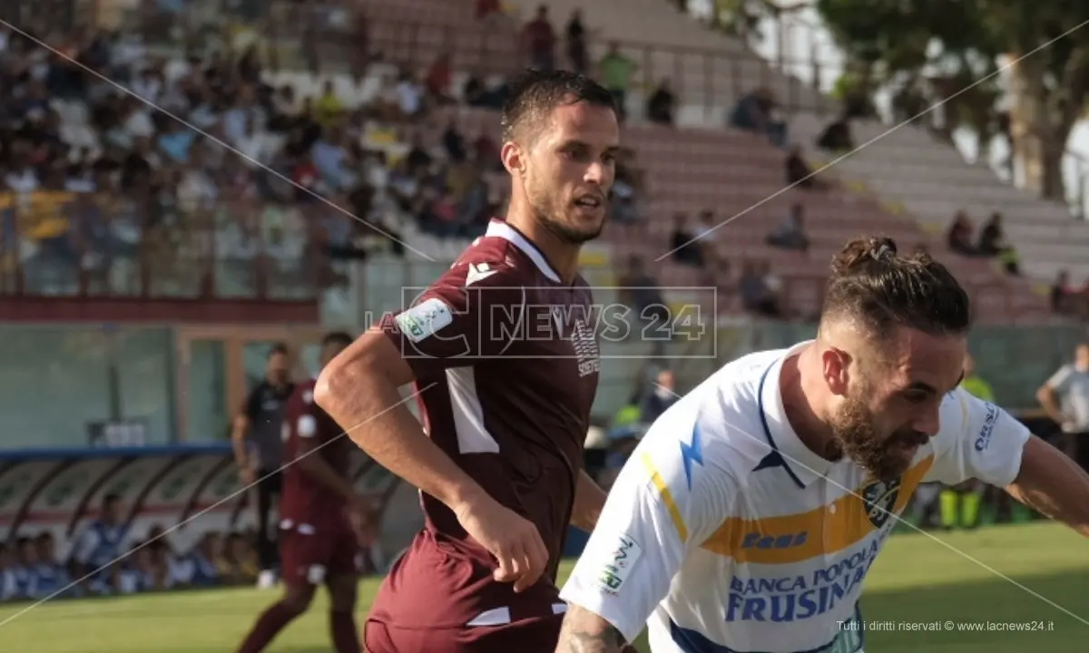 Reggina, rinnovo con Crisetig: è fatta fino al 2024. Il calciatore: «Credono in me»