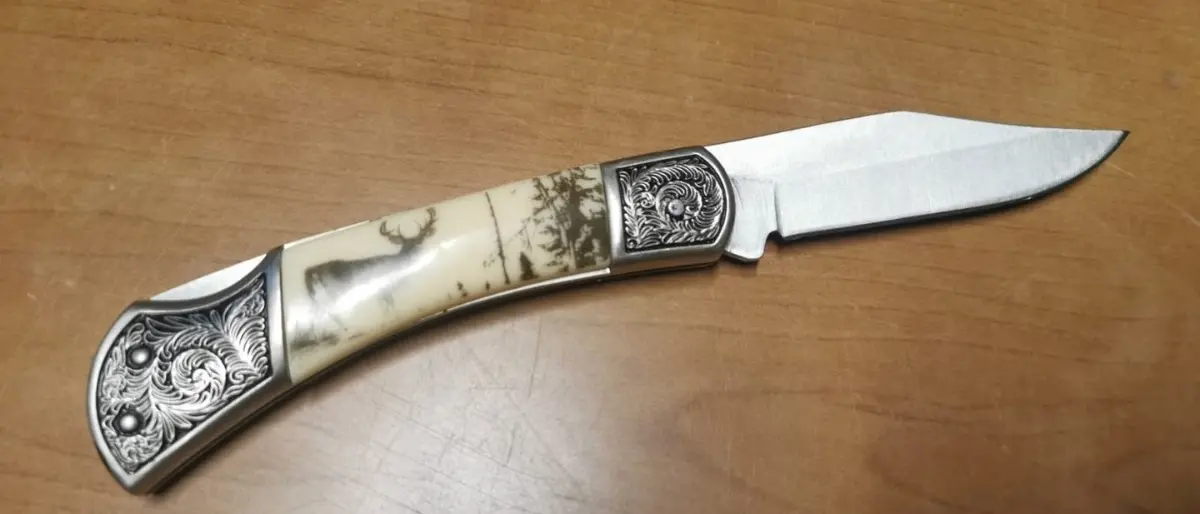 Crotone, buca una ruota all’auto dei carabinieri: arrestato 25enne