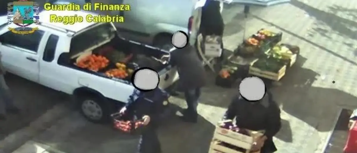 Reggio Calabria, inchiesta sugli agenti della municipale che rubavano agli ambulanti: 13 indagati
