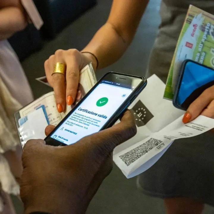 Vendevano Green pass falsi a 250 euro: sequestrati due canali Telegram