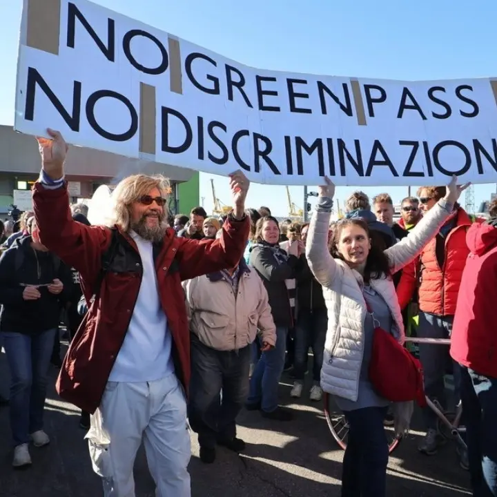 Green pass obbligatorio, allerta per proteste e contestazioni: la situazione in Italia e in Calabria - LIVE